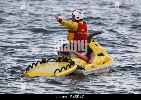 RNLI Rettungsschwimmer auf Regie Jetski Boote auf dem Fluss Fal Falmouth Cornwall England UK Stockfoto