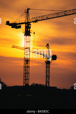 Silhouette der Baustelle Krane gegen Sonnenuntergang Stockfoto