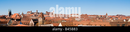 Blick von der Dachterrasse der Nürnberger Innenstadt mit Schlosstürmen in Ferne, Nürnberg, Bayern, Deutschland Stockfoto