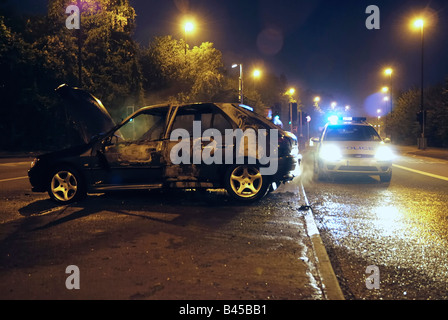 Auto von der Polizei in den frühen Stunden des Morgens besucht ausgebrannt Stockfoto