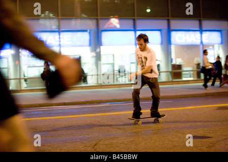 Skateboarder machen Tricks auf der Straße von New York Astor Place Manhattan NY USA Stockfoto