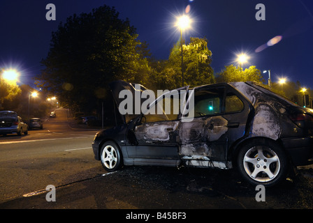 Auto von der Polizei in den frühen Stunden des Morgens besucht ausgebrannt Stockfoto