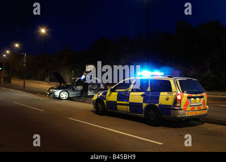 Auto von der Polizei in den frühen Stunden des Morgens besucht ausgebrannt Stockfoto