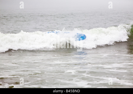 Wellen zum Surfen von Far Rockaway Beach sehr nebligen Tag New York USA Stockfoto