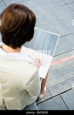 Deutschland, Baden Württemberg, Stuttgart, Business-Frau mit Laptop, Rückansicht Stockfoto