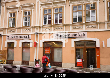 Brasov Siebenbürgen Rumänien Europa UniCredit Tiriac Bank Gebäude außen vorne in Altstadt Stockfoto