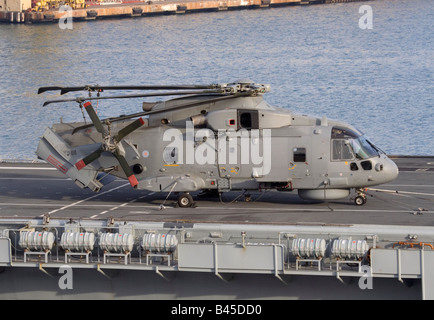 Royal Navy Merlin Militärhubschrauber mit gefaltetem Schwanz und Rotor auf dem Deck der HMS illustrious Stockfoto