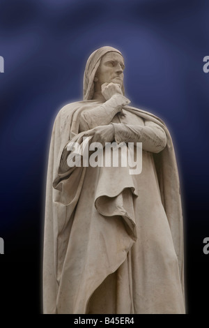 Die Dante-Statue in der Piazza dei Signori Verona, mystischen blauen Hintergrund Stockfoto