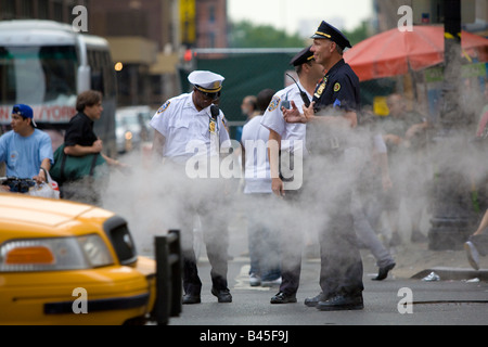 New York City Polizisten patrouillieren Straßen von Manhattan New York NY USA Stockfoto