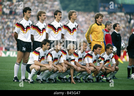 Sport/Sport, Fußball, Fußball, Europameisterschaft, EURO 1988, Deutschland gegen Italien (1:1) in Düsseldorf, 10.6.1988, Teamfoto, von links nach rechts Thomas Berthold, Rudi Völler, Jürgen Kohler, Guido Buchwald, Eike Immel, vordere Reihe von Matthias Herget, Olaf Thon, Jürgen Klinsmann, Andreas Brehme, Lothar Matthäus, Matthaeus, Matthaus und Pierre Litbartski Deutsche Gruppe, Europa, Team, Voeller, Voller, Jurgen, Jürgen, Match, historisch, historisch, 20. Jahrhundert, Menschen, 1980er Jahre, Stockfoto