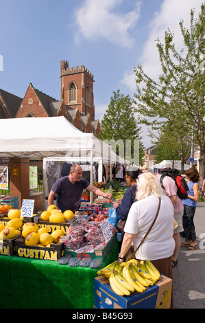Menschen beim Einkaufen Acton Markt W3 London Vereinigtes Königreich Stockfoto