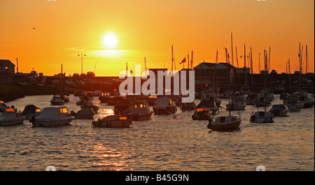 Aberaeron Hafen bei Sonnenuntergang, Wales. Stockfoto