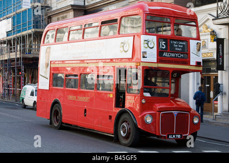 AEC Routemaster ist ein Doppeldecker-Bus-Stadt von London England uk gb-Modell Stockfoto