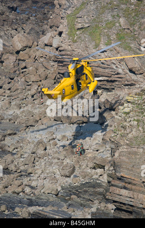 RAF Hubschrauber Luftrettung Meer über Felsen am Widemouth Bay Bude Cornwall UK Stockfoto