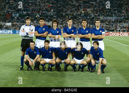 Sport/Sport, Fußball, Fußball, Weltmeisterschaft 1990, Endrunde, Gruppenspiel, Italien gegen die Tschechoslowakei, (2:0) in Rom, Italien, 19.6.1990, Teamfoto, von links nach rechts Walter Zenga, Paolo Maldini, NIP, Nicola Berti, NIP, Giuseppe Mountain Granny, vordere Reihe: Salvatore Schillaci, Roberto Baggio, NIP, Roberto Donadoni, Franco Baresi, Match, historisch, historisch, 20. Jahrhundert, Menschen, 1990er Jahre, Stockfoto