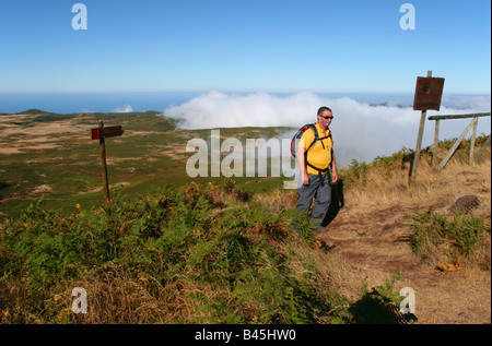 Wanderer, nähert sich des Gipfels des Pico Ruivo Paul auf Madeira Stockfoto