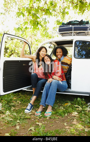 Multi-ethnischen Gruppe von Freunden auf camping-Ausflug Stockfoto