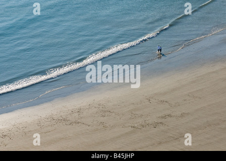Luftaufnahme der paar entlang Gewässern Kante am Sandstrand Stockfoto