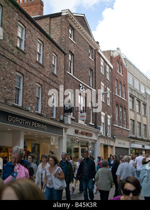 Coney Street, York, Einkaufs- und Verkaufsbereich, Yorkshire, Nordengland, an einem belebten Samstag Stockfoto