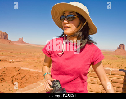 Asiatische Frau in Wüste Stockfoto