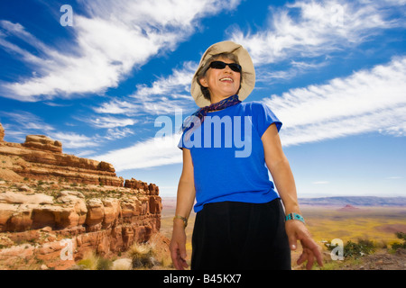 Senior Asiatin in Wüste Stockfoto