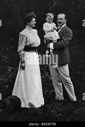 Ernest Louis, 25.11.1868 - 9.10.1937, Großfürst von Hessen und Rheinischer 13.3.1892 - 9.11.1918, volle Länge, mit Familie, Postkarte von Susanne Homann, Darmstadt-Haus, Stockfoto