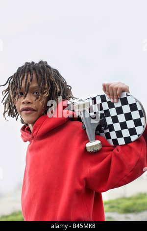 Gemischte Rennen junge Holding skateboard Stockfoto