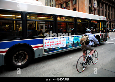 CTA-BUS UND A BIKER AUF LA SALLE STREET IN DOWNTOWN CHICAGO ILLINOIS USA Stockfoto