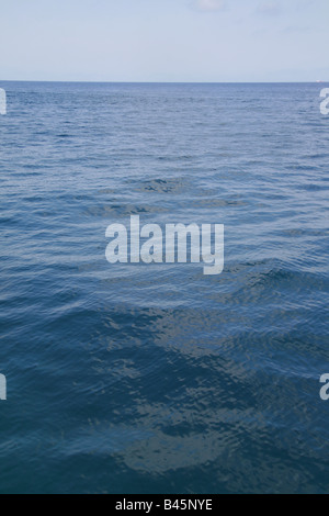 Sonne Lichtreflexion Wellen am Meer-Wasser-Oberfläche Stockfoto