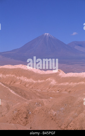 Felsformationen im Valle De La Muerte / Cordillera de Sal und Licancabur Vulkan, in der Nähe von San Pedro de Atacama, Chile Stockfoto