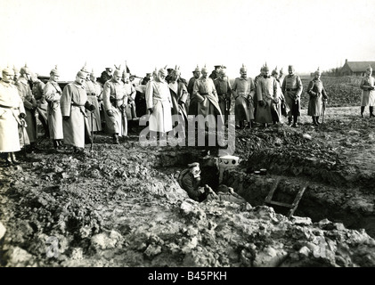 Veranstaltungen, Erster Weltkrieg/erster Weltkrieg, Westfront, Besuch von König Ludwig III. Von Bayern beim Zweiten bayerischen Armeekorps, Gasgraben bei den Comines, Frankreich, Stockfoto