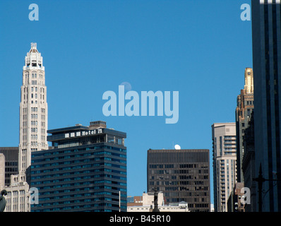 Oktogonaler weiße Turm an der Spitze der Mather Tower Building. Blick vom Staat St. Bridge, Near North Side. Chicago. Illinois. USA Stockfoto