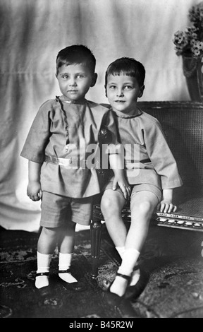 George Donatus 8.11.1906 - 16.11.1937, Heditary Großfürst von Hessen und vom Rhein 8.11.1906 - 9.11.1918, als Kind in voller Länge, mit seinem Bruder Louis, Postkarte, Franz Langhammer, Kassel 1912, Stockfoto