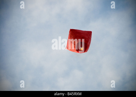 Heißluftballon in den Himmel heben Stockfoto