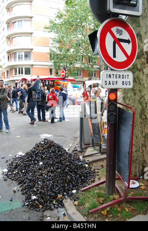 Haufen von Muschelschalen vor Restaurant bei Lille Braderie France Stockfoto