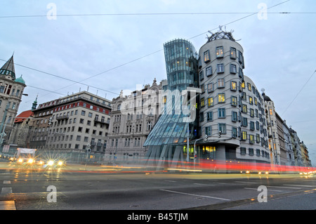 Ein Sonnenuntergang Blick auf das Tanzende Haus, ein Wahrzeichen moderner Architektur in Prag, Tschechien. Stockfoto