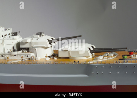 Transport/Transport, Navigation, Kriegsschiffe, Deutschland, Schlachtschiff "Tirpitz", kommissioniert 25.2.1941, kenterte 12.11.1944, Miniatur, 1:100, 20. Jahrhundert, Detail: Frontale Revolver, Marine Kriegsführung, Zweiter Weltkrieg, Kriegsschiff, Revolver, Geschütze, Artillerie, Drittes Reich, Stockfoto