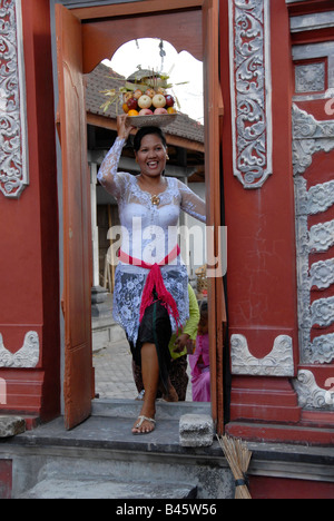 Balines Dame mit Tempelopfern während Galungan Festival, Ubud, Insel Bali, Indonesien Stockfoto