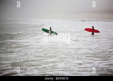 Wellen zum Surfen von Far Rockaway Beach sehr nebligen Tag New York USA Stockfoto