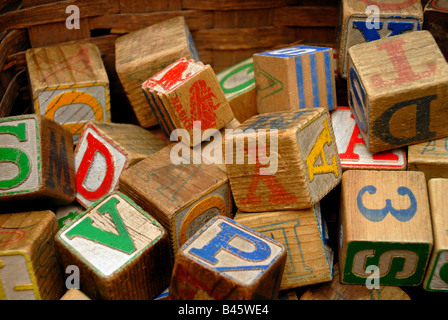 Vintage Holzblöcke mit bunten Buchstaben und Nummern drauf, in einem Antiquitätengeschäft. Stockfoto