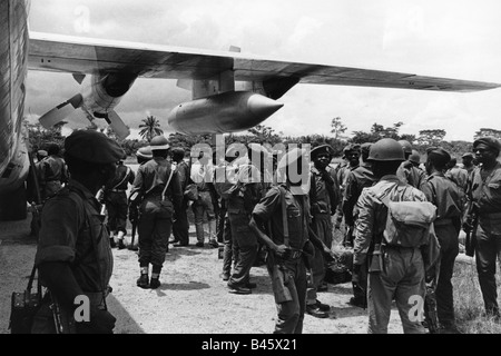 Geographie/Reisen, Kongo, Ereignisse, Simba-Aufstand 1964 - 1965, Transport von Regierungstruppen durch US-Luftwaffe, Flugplatz bei Lisala, Provinz Moyen-Kongo, 1964, Stockfoto