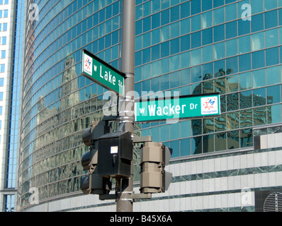 Verkehrszeichen und Fassade von 333 Wacker Drive Buiding (1979-1983), auf dem Hintergrund. Chicago. Illinois. USA Stockfoto