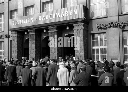 Geografie/Reisen, Deutschland, Deutsche Demokratische Republik, Ost-Berlin, Handel, Shop der Organisation für Textilien und Pelze, 1965, Stockfoto