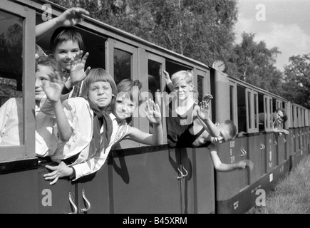 Geografie/Reisen, Deutschland, Deutsche Demokratische Republik, Organisationen, Ernst Thälmann Pionierorganisation, Pionierpark "Ernst Thälmann", Pioniereisenbahn, Zug mit Jungen Pionieren, 1963, Stockfoto