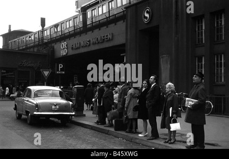 Geografie/Reisen, Deutschland, Berlin, Friedrichstraße, Taxistand, wartende Passagiere, 1960er Jahre, Stockfoto