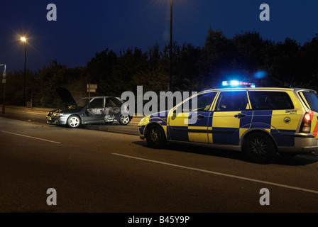 Auto von der Polizei in den frühen Stunden des Morgens besucht ausgebrannt Stockfoto