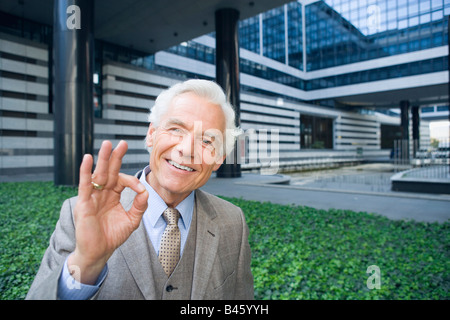 Deutschland, Baden-Württemberg, Stuttgart, Senior woman gestikulieren ok Sign., Lächeln, Porträt Stockfoto