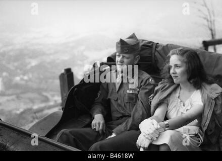 Menschen, Paare, Flitterwochen des amerikanischen Sergeanten Herbert S. Rose und der Frau Yvelette, auf dem Weg nach Obersalzberg, 1947, Stockfoto