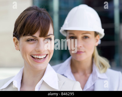Deutschland, Baden-Württemberg, Stuttgart, zwei Geschäftsfrauen, einen Schutzhelm tragen, portrait Stockfoto