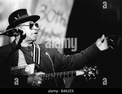 Diddley, Bo, 30.12.1928 - 2.6.2008, US-amerikanischer Musiker, halbe Länge, während eines Auftritts auf dem 30. Jazzfestival, Montreux, juli 1996, Stockfoto